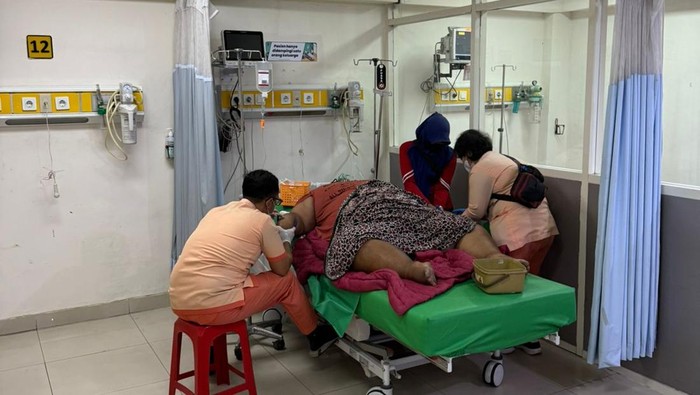 Pria obesitas yang dievakuasi dari rumah kosnya di Surabaya saat ini masih dirawat di RSUD dr Soewandhie Surabaya.