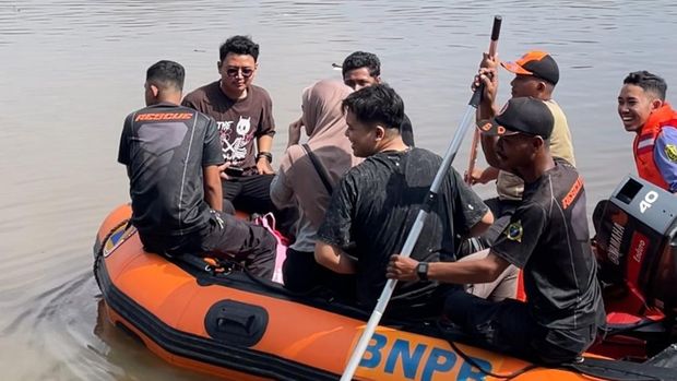 Proses evakuasi warga Titian Kampung Hijau. Foto: Khairun Nisa