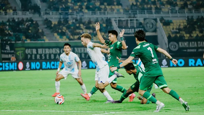 Laga Persebaya Surabaya vs PSIM Jogja di Stadion Gelora Bung Tomo, Surabaya, Jumat (8/8/2025).