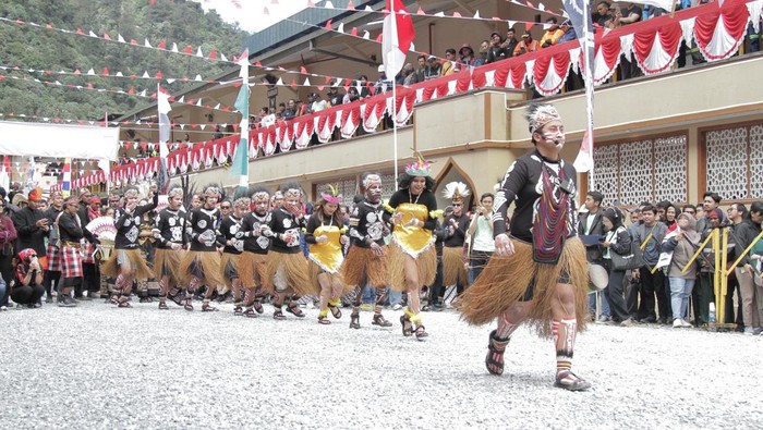 Ribuan karyawan dan komunitas PT Freeport Indonesia menggelar Parade Budaya Indonesia. Kegiatan itu bertujuan untuk menyambut Hari Ulang Tahun ke-80 Republik Indonesia.