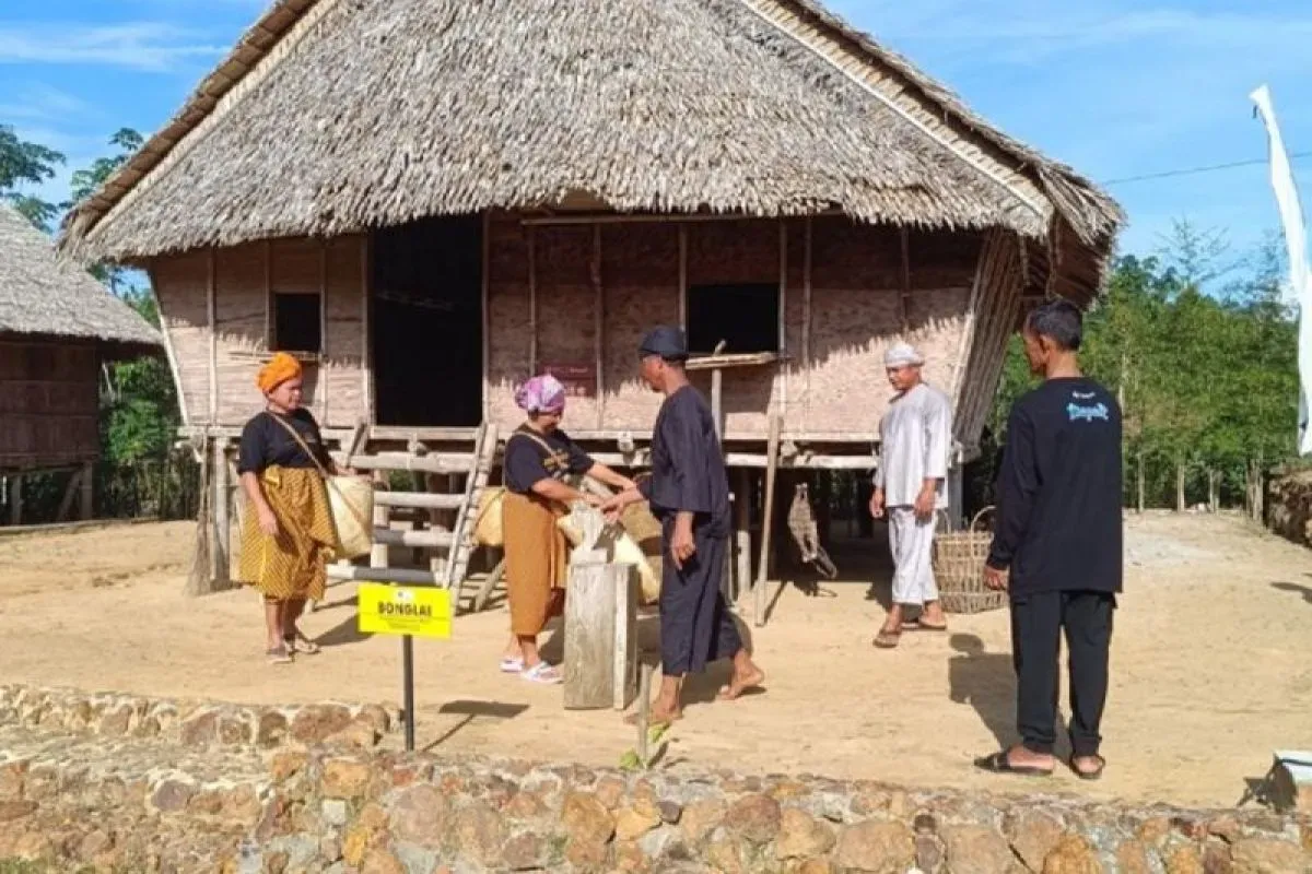 PT Timah Tbk membangun Kampung Rumah Adat Gebong Memarong masyarakat Suku Mapur Kabupaten Bangka Provinsi Kepulauan Bangka Belitung.