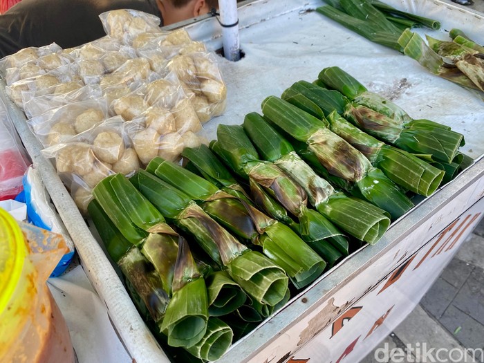 Puas Jajan Martabak Semok hingga Bacimut Pizza Viral di Stasiun Tebet