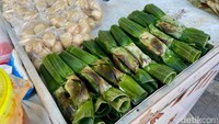 Sebelum masuk Stasiun Tebet, ada gerobak otak-otak ikan putih yang buka hingga malam. Cukup Rp 10.000, kamu sudah dapat 7 potong otak-otak dengan bumbu kacang kental. Foto: detikFood