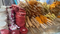 Gerobak Aneka Sosis dekat penjual buah menawarkan sate tempura murah Rp 1.000 per tusuk. Pilihannya beragam, dari tempura, nugget, kaki naga hingga sosis mie. Foto: detikFood