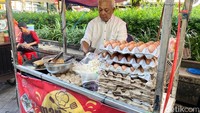Martabak Telur Semok dibanderol Rp 6.000 saja. Telur ayam utuh dengan daging sapi dan bumbu kari gurih berempah disajikan hangat dengan bubuk bumbu dan saus. Foto: detikFood