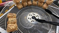 Tahu Bakso Semarang menawarkan tahu bakso ayam Rp 2.500 dan sapi Rp 3.000. Ukurannya besar, padat, dan cocok disantap saat masih hangat dengan cabe rawit melimpah. Foto: detikFood