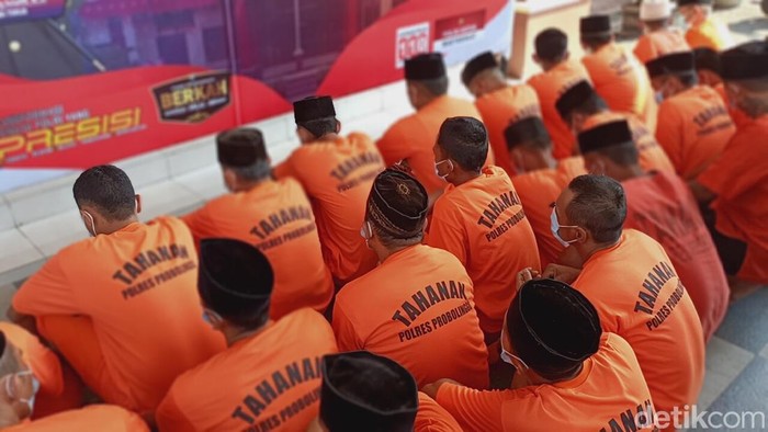Puluhan tersangka pengedar Okerbaya dan Narkotika yang diringkus di Probolinggo selama Juli 2025.