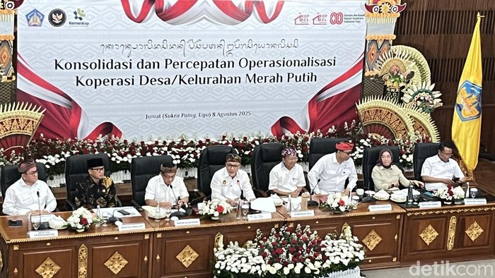 Rapat dan Percepatan Operasionalisasi Koperasi Desa/Kelurahan Merah Putih di kantor Gubernur Bali, Jumat (8/8/2025).