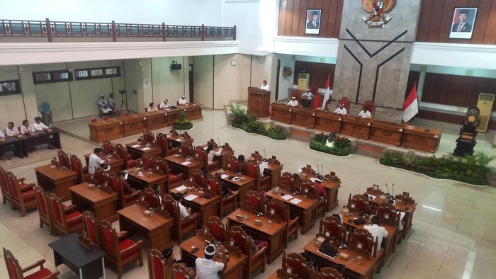 Rapat paripurna di Ruang Sidang Utama DPRD Buleleng, Jumat (8/8/2025). (Made Wijaya Kusuma/detikBali)