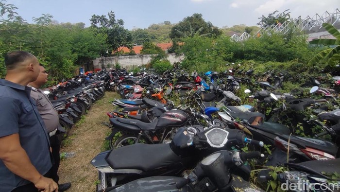 Ratusan motor di Gudang Barang Bukti Tilang Satlantas Polres Gresik