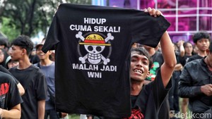Di tengah kerumunan penonton yang moshing ada yang membawa kaos One Piece dengan tulisan kritik. Pradita Utama/detikcom