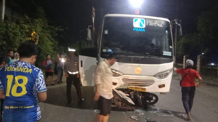 Saat pihak kepolisian melakukan olah TKP di lokasi kejadian kecelakaan di Muara Enim
