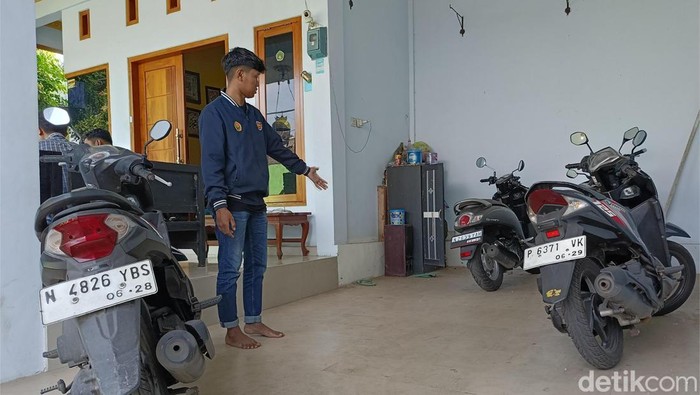 Salah satu mahasiswa KKN menunjukkan lokasi motor yang dicuri di Lumajang.