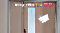 Belum diketahui penyebab meninggalnya Santi Sardi. Dalam Instagram Stories-nya Lukman Sardi sempat mengunggah kamar seperti di rumah sakit. Foto: dok instagram Lukman Sardi