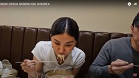 Sebelum dinikmati, wanita kelahiran 1989 itu memotong mienya terlebih dahulu supaya tidak begitu panjang. Sarwendah juga menambah sejumlah garam ke dalamnya. Foto: Youtube / Sarwendah Official