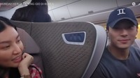 Melalui unggahan Youtube Sarwendah Official pada Senin, (4/8/2025), artis sekaligus penyanyi ini membagikan momen kerja bersama pengusaha Giorgio ke Korea. Saat masih di pesawat, Sarwendah dan Gio membeberkan kegiatan apa saja yang akan mereka lakukan di sana. Foto: Youtube / Sarwendah Official