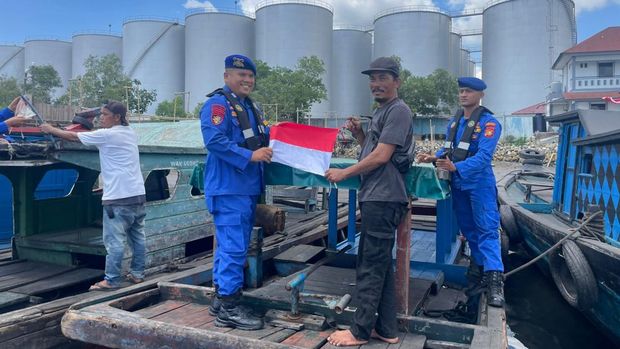Satpoliar Polres Dumai kibarkan bendera Merah Putih di tepi laut sambut HUT ke-80 RI, Jumat (8/8/2025).