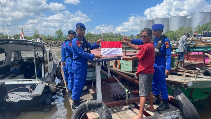 Satpoliar Polres Dumai kibarkan bendera Merah Putih di tepi laut sambut HUT ke-80 RI, Jumat (8/8/2025).