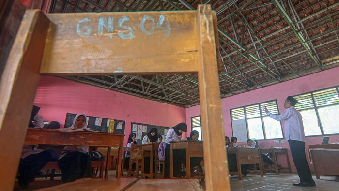 Kegiatan belajar mengajar di kelas yang temboknya sudah rapuh di SDN Gunungsari 04, Citeureup, Kabupaten Bogor, Jawa Barat, Jumat (8/8/2025).  Menurut pihak sekolah bangunan yang berdiri sejak tahun 1984 tersebut  kondisinya rusak dengan plafon jebol, tembok serta rangka atap ruangan juga sudah rapuh, sehingga  mengancam keselamatan siswa dan guru, terutama saat hujan turun. ANTARA FOTO/Yulius Satria Wijaya/bar