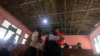 Menurut pihak sekolah bangunan yang berdiri sejak tahun 1984 tersebut kondisinya rusak dengan plafon jebol, tembok serta rangka atap ruangan juga sudah rapuh, sehingga mengancam keselamatan siswa dan guru, terutama saat hujan turun. Foto: ANTARA FOTO/YULIUS SATRIA WIJAYA