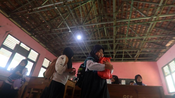 Kegiatan belajar mengajar di kelas yang temboknya sudah rapuh di SDN Gunungsari 04, Citeureup, Kabupaten Bogor, Jawa Barat, Jumat (8/8/2025).  Menurut pihak sekolah bangunan yang berdiri sejak tahun 1984 tersebut  kondisinya rusak dengan plafon jebol, tembok serta rangka atap ruangan juga sudah rapuh, sehingga  mengancam keselamatan siswa dan guru, terutama saat hujan turun. ANTARA FOTO/Yulius Satria Wijaya/bar