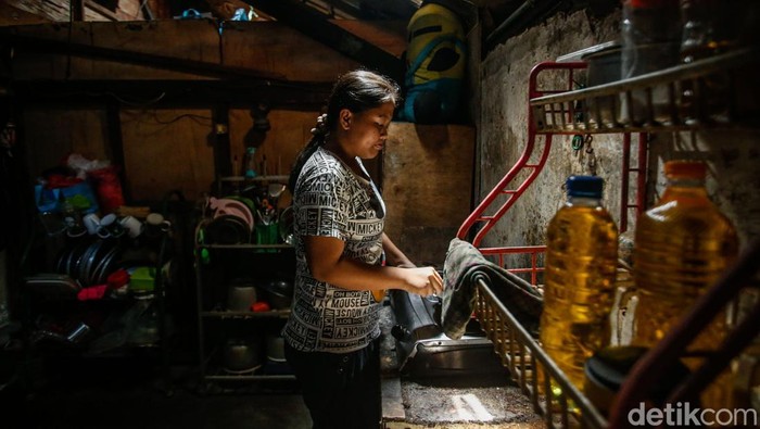 Pemandangan tak biasa terlihat di sebuah rumah kontrakan yang berada di RT 01/RW 08, Kelurahan Bintara Jaya, Kecamatan Bekasi Barat, Jawa Barat. Rumah milik Wasmo, seorang warga setempat, tampak seperti ‘dimakan tanah’ karena sudah ambles hingga sedalam satu meter.