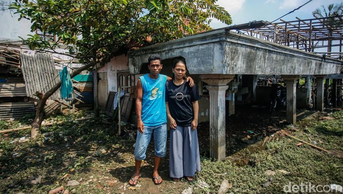 Pemandangan tak biasa terlihat di sebuah rumah kontrakan yang berada di RT 01/RW 08, Kelurahan Bintara Jaya, Kecamatan Bekasi Barat, Jawa Barat. Rumah milik Wasmo, seorang warga setempat, tampak seperti ‘dimakan tanah’ karena sudah ambles hingga sedalam satu meter.