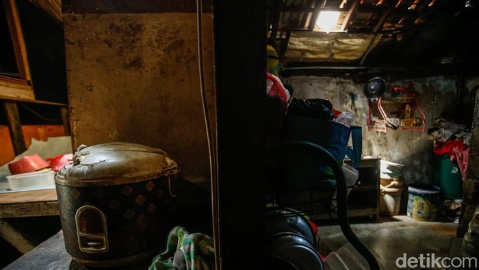 Pemandangan tak biasa terlihat di sebuah rumah kontrakan yang berada di RT 01/RW 08, Kelurahan Bintara Jaya, Kecamatan Bekasi Barat, Jawa Barat. Rumah milik Wasmo, seorang warga setempat, tampak seperti ‘dimakan tanah’ karena sudah ambles hingga sedalam satu meter.