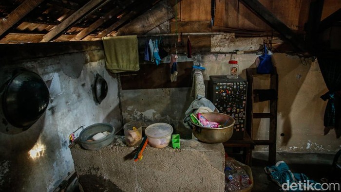 Pemandangan tak biasa terlihat di sebuah rumah kontrakan yang berada di RT 01/RW 08, Kelurahan Bintara Jaya, Kecamatan Bekasi Barat, Jawa Barat. Rumah milik Wasmo, seorang warga setempat, tampak seperti ‘dimakan tanah’ karena sudah ambles hingga sedalam satu meter.