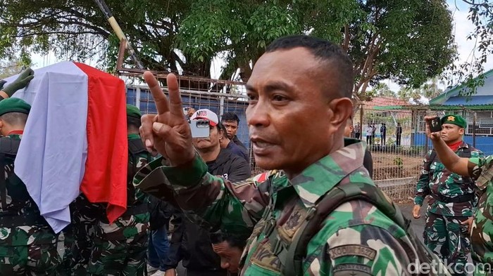 Serma Christian Namo, ayah Prada Lucky Chepril Saputra Namo (23), saat di Bandara El Tari Kupang, NTT, Kamis (7/8/2025).