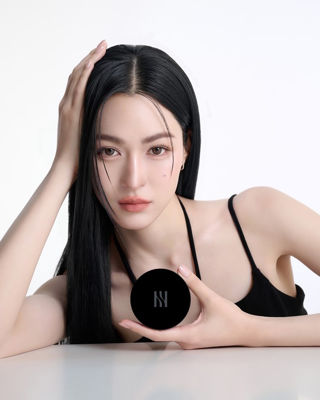 Kehadiran Lingling dalam iklan terbaru itu menjadi sorotan karena ia dianggap setara dengan Jennie BLACKPINK, brand ambassador utama Hera juga Felix Stray Kids.Foto: Instagram @linglingkwong