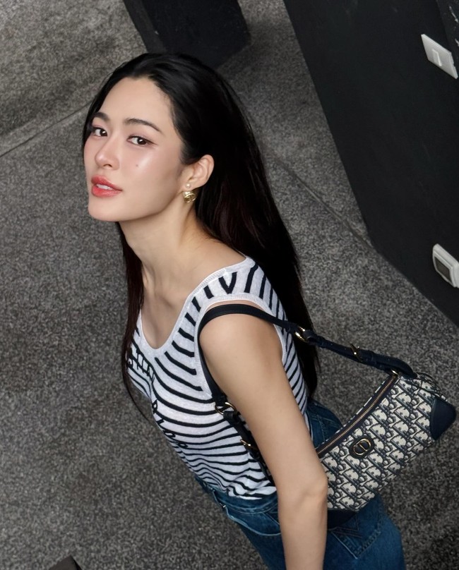 Eksistensi Lingling sendiri sebagai seorang selebriti tak perlu diragukan. Wanita tersebut sudah membintangi banyak film dan serial, termasuk GL (Girls Love), seperti The Secret of Us, dan Only You.  Foto: Instagram @linglingkwong