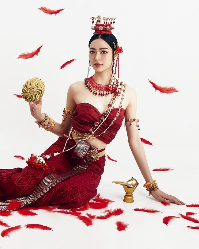 Terpilihnya Lingling jadi brand ambassador makeup Korea menuai perhatian Knetz. Tak sedikit yang terpukau dengan kecantikan salah satu muse Dior tersebut.Foto: Instagram @linglingkwong