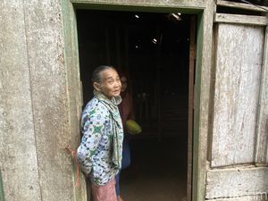 Kisah Viral Nenek Tinggal Sendirian di Kampung Mati Banjarnegara