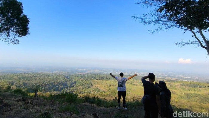 Sensasi Hiking Menuju Keindahan Puncak Bukit Lambosir Kuningan