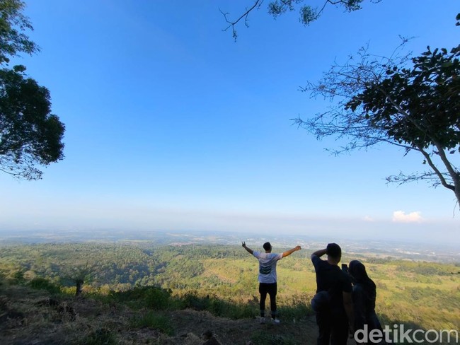 Suasana jalur hiking dan pemandangan Bukit Lambosir Kuningan.