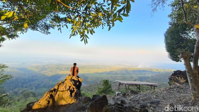Suasana jalur hiking dan pemandangan Bukit Lambosir Kuningan.