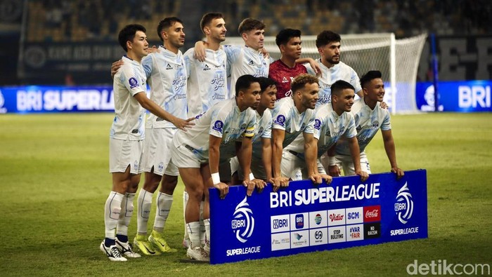 Tim promosi PSIM Yogyakarta sukses mempecundangi tuan rumah Persebaya Surabaya 1-0. Laga Super League 2025/2026 antara Persebaya vs PSIM berlangsung di Stadion Gelora Bung Tomo, Surabaya, Jumat (8/8/2025) malam WIB. Bajul Ijo kalah setelah Laskar Mataram menciptakan gol kemenangan di injury time.