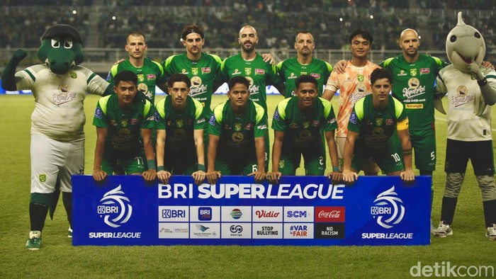 Tim promosi PSIM Yogyakarta sukses mempecundangi tuan rumah Persebaya Surabaya 1-0. Laga Super League 2025/2026 antara Persebaya vs PSIM berlangsung di Stadion Gelora Bung Tomo, Surabaya, Jumat (8/8/2025) malam WIB. Bajul Ijo kalah setelah Laskar Mataram menciptakan gol kemenangan di injury time.