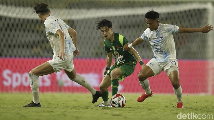 Tim promosi PSIM Yogyakarta sukses mempecundangi tuan rumah Persebaya Surabaya 1-0. Laga Super League 2025/2026 antara Persebaya vs PSIM berlangsung di Stadion Gelora Bung Tomo, Surabaya, Jumat (8/8/2025) malam WIB. Bajul Ijo kalah setelah Laskar Mataram menciptakan gol kemenangan di injury time.