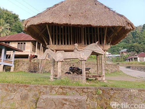 Tempat menyimpan kepala kerbau atau kepala babi  dari setiap upacara adat yang berlangsung di Kampung Sawu Obo, Kecamatan Mauponggo, Kabupaten Nagekeo, NTT. (dok. Gabriel Lipu)