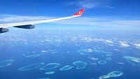 Seperti inilah penampakan Maldives jika dilihat dari jendela pesawat. Tampak seperti bulatan-bulatan yang lucu ya? Padahal aslinya adalah pulau-pulau yang cantik. (dok. Boredpanda)