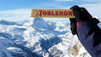 Gunung yang ada di kemasan cokelat merk Toblerone ternyata ada di dunia nyata. Namanya gunung Matterhorn yang lokasinya ada di Swiss. (dok. Boredpanda)