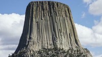 Seperti ini penampakan dari Devils Tower. Menjulang setinggi 1.558 meter, penampakannya memang aneh dan seram seperti namanya. Tapi turis bisa datang ke sini buat kemping kok. (dok. Boredpanda)