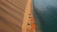 Kalau ini, penampakan gurun Namibia yang berbatasan langsung dengan Samudra Atlantik. (dok. Boredpanda)
