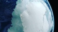 Benua Antartika yang dipotret secara close up oleh astronot di stasiun antariksa ISS. Ternyata, Antartika sebesar itu. Masih percaya jika bumi itu datar? (dok. boredpanda)
