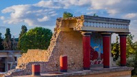 Pintu utara Istana Knossos, di Pulau Kreta. Reruntuhan istana itu mencerminkan kebesaran arsitektur dan budaya Minoa, salah satu peradaban tertua di Eropa. Kompleks istana ini dikenal dengan struktur berlantai banyak, lorong-lorong labirin, dan lukisan dinding warna-warni (fresco) yang menggambarkan kehidupan sehari-hari masyarakat Minoa. (Y. Papadakis/UNESCO)