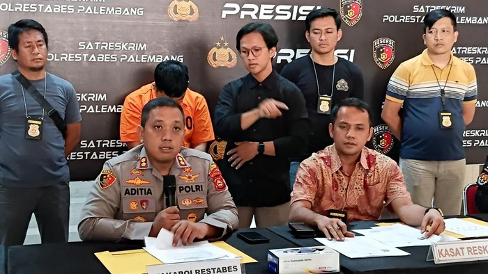 Tersangka curanmor penembak wanita di Palembang dihadirkan dalam rilis ungkap kasus di Mapolresta Palembang.