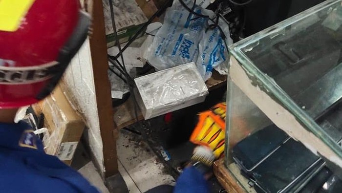 Tim Rescue Damkar saat mengevakuasi ular piton bikin heboh di mal.
