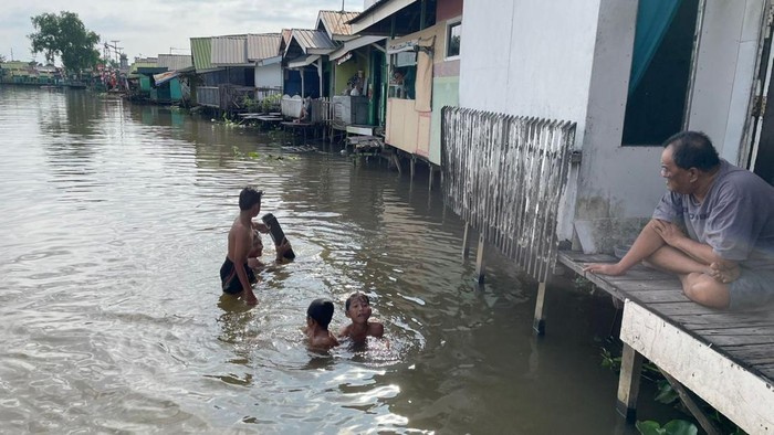 Titian Kampung Hijau ambruk, dua keluarga terisolasi. Foto: Khairun Nisa/detikKalimantan